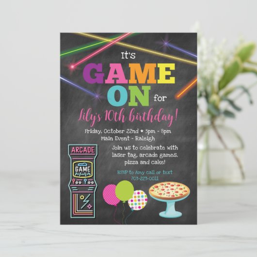 Game On Arcade Pizza Feest Chalkboard Uitnodiging (Staand voorkant)