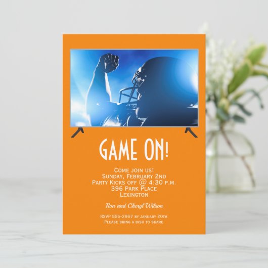 Game on Big Screen Football Game Invitations (Staand voorkant)
