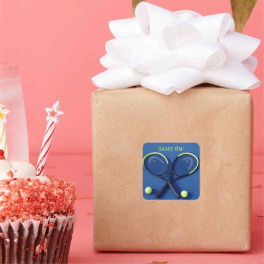 "Game On" Blauwe Rackets en Tennisballen Vierkante Sticker (Feest)