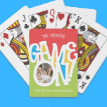 Game ON! Familiefoto Schattige & Kleurrijk Pokerkaarten<br><div class="desc">Dit schattige fotoontwerp is in heldere primaire kleuren en bevat de tekst "GAME ON!" Variaties van dit ontwerp en coördinerende producten zijn beschikbaar in onze winkel, zazzle.com/store/doodlelulu. Neem contact met ons op als u dit ontwerp op een specifiek product wilt toepassen om uw eigen unieke bijpassende item te creëer! Heel...</div>