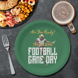 Game On Football Player op Groen Papieren Bordje<br><div class="desc">Football Game Day Gepersonaliseerde Party Paper borden Super-fans zullen dol zijn op het spelen van een football-speler op een groene achtergrond. Perfect voor het grote spel,  of de middelbare school,  universiteit of de profs. Overeenkomende items in ons collectie.</div>
