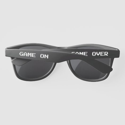 Game On Game Over grappige pixel tekst Zonnebril (Achterkant)