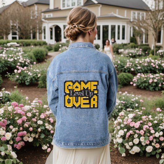 Game Over, Level Up: Gepixelde Retro Game Wereld Denim Jacket (Huwelijk Achterkant)
