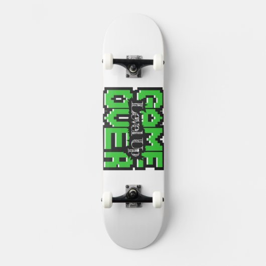 Game Over, Level Up: Gepixelde Retro Game Wereld Persoonlijk Skateboard (Voorkant)