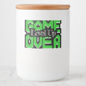 Game Over, Level Up: Gepixelde Retro Game Wereld Voedselcontainer Etiket (Voorkant)