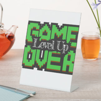 Game Over, Level Up: Gepixelde Retro Gamewereld Reclamebord Met Voetstuk