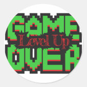 Game Over, Level Up: Gepixelde Retro Gamewereld Ronde Sticker (Voorkant)