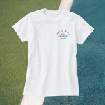 Game Set Match Blauw Crest Dames Tennis Wit T-shirt<br><div class="desc">Game Set Match,  blauwe kuif,  tennis wit T-shirt. Personaliseer met het jaar,  tennisclub / kampioenschap / toernooinaam en locatie. Perfect voor een lokaal tennistoernooi,  als cadeau voor een tennisliefhebber of voor een tennisthema vrijgezellenfeest. Ontworpen om overeen te komen met onze Game Set Match Tennis Collectie.</div>