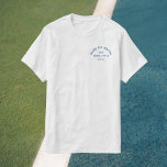 Game Set Match Blauw Crest Mannen Tennis Blanken T-shirt<br><div class="desc">Game Set Match,  blauwe kuif,  tennis wit T-shirt. Personaliseer met het jaar,  tennisclub / kampioenschap / toernooinaam en locatie. Perfect voor een lokaal tennistoernooi,  als cadeau voor een tennisliefhebber of voor een tennisthema vrijgezellenfeest. Ontworpen om overeen te komen met onze Game Set Match Tennis Collectie.</div>