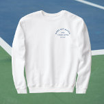 Game Set Match Blauw Crest Mannen Tennis Wit Trui<br><div class="desc">Game Set Match,  blauwe kuif,  tennis witte sweatshirt. Personaliseer met het jaar,  tennisclub / kampioenschap / toernooinaam en locatie. Perfect voor een lokaal tennistoernooi,  als cadeau voor een tennisliefhebber of voor een tennisthema vrijgezellenfeest. Ontworpen om overeen te komen met onze Game Set Match Tennis Collectie.</div>