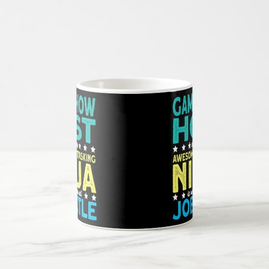 Game Show Host Koffiemok (Center)