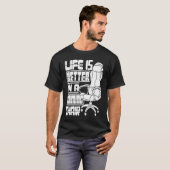 Gamer in een game-stoel Video Game Player T-shirt (Voorkant volledig)