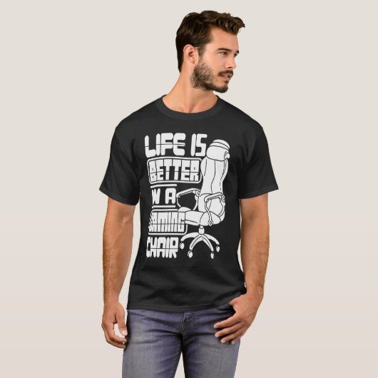 Gamer in een game-stoel Video Game Player T-shirt (Voorkant volledig)