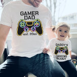 Gamer Pap Oost Datum Gaming Father Child Matking T-shirt<br><div class="desc">ontwerp "gamer dad" met de vastgestelde datum voor de matching outfits voor een vader en een kind met een faux neon retro gaming controller.</div>