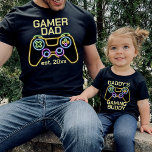 Gamer Pap Oost Datum Gaming Father Child Matking T-shirt<br><div class="desc">ontwerp "gamer dad" met de gevestigde datum voor bijpassende outfits voor een vader en een kind met een nep neon retro gaming controller. Vind een bijpassend kinderontwerp "daddy's gaming buddy" in mijn collectie "daddy and me matching design".</div>