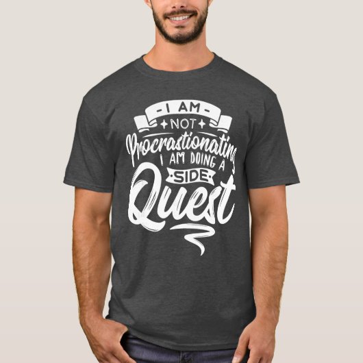 Gamer Procrastinating Doing A Side Quest Procrasti T-shirt (Voorkant)