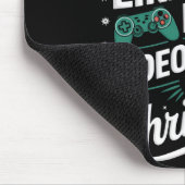 Gamer speelt waarschijnlijk videogames met kerst muismat (Hoek)