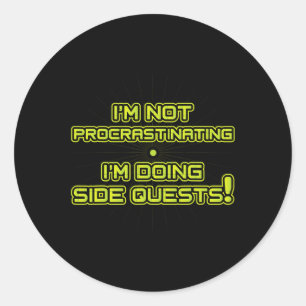 Gamer treuzelt bij nevenquest ronde sticker