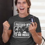 Gaming Ik pauzeerde mijn Game Gamer T-Shirt<br><div class="desc">Dit ontwerp kan op het gebied worden gepersonaliseerd dat door de foto en/of tekst te veranderen wordt verstrekt. Of het kan worden aangepast door te klikken deze Sjabloon personaliseert en dan de klik te kiezen om verdere optie aan te passen en de kleur van de achtergrond te schrappen of te...</div>
