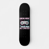 Gaming Mode Activated – Retro Pixel Controller Des Persoonlijk Skateboard (Voorkant)