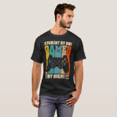 Gaming Sarcasm Retro Student tegen dag gamer bij n T-shirt (Voorkant volledig)