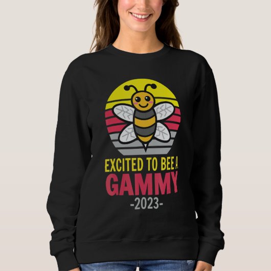 Gammy 2023   Bee   Grandma   Excited To Be A Gammy Trui (Voorkant)