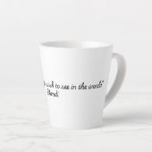 Gandhi Quote (Quotes voor het leven Collectie) Latte Mok (Rechterhoek)