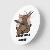 Gans op een Moose Dier Grappig Ronde Klok (Hoek)