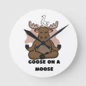 Gans op een Moose Dier Grappig Ronde Klok (Voorkant)