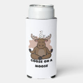 Gans op een Moose Dier Grappig Seltzer Blikjeskoeler (Seltzer Achterkant)
