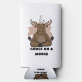 Gans op een Moose Dier Grappig Seltzer Blikjeskoeler (Achterkant)