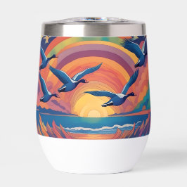 Ganzen boven het strand bij zonsopgang