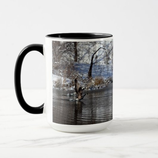 ganzen die in de lucht uit het water vloeien mok (Links)