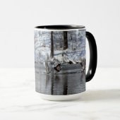 ganzen die in de lucht uit het water vloeien mok (Voorkant rechts)