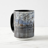 ganzen die in de lucht uit het water vloeien mok (Voorkant links)