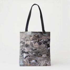Ganzen in het park tote bag
