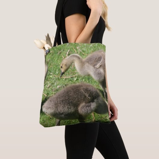Ganzen op de gras tote bag (Dichtbij)