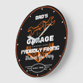 Garage Dad's of any Name Prouly Fixing Funny Grote Klok (Hoek)