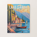 Gardameer Italië Travel Art Vintage Legpuzzel<br><div class="desc">Gardameer vector art ontwerp. Het Gardameer in Noord-Italië staat bekend om zijn kristalhelder water. Aan de zuidkant wordt de stad Sirmione gedomineerd door de Rocca Scaligera,  een fort met uitzichten.</div>