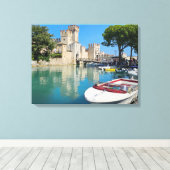 Gardameer Sirmione Castle uitzicht canvas print (Insitu (Houten vloer))