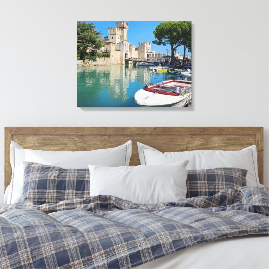 Gardameer Sirmione Castle uitzicht canvas print (Insitu (Slaapkamer))
