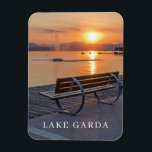 Gardameer zonsondergang uitzicht koelkastmagneet magneet<br><div class="desc">Een prachtig uitzicht van de zonsondergang in het dorpje Bardolino aan het Gardameer in Italië gedrukt op een souvenir koelkastmagneet.</div>