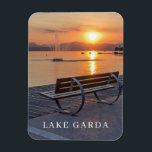 Gardameer zonsondergang uitzicht koelkastmagneet magneet<br><div class="desc">Een prachtig uitzicht van de zonsondergang in het dorpje Bardolino aan het Gardameer in Italië gedrukt op een souvenir koelkastmagneet.</div>