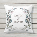 Garden Crest | White Blue Floral Wedding Names Buitenkussen<br><div class="desc">Deze accentuleug is perfect voor je buitenbruiloft of terrasdecoratie. Met een geschilderd floreel patroon van de waterverf met blauwe en roze tinten. Pas uw namen en datum aan met behulp van de sjablonen die u hebt opgegeven. Dit is onderdeel van ons 'Garden Crest' bruiloft collectie. Deze kussen zouden er goed...</div>