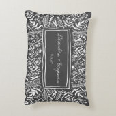 Garden Floral in Black Border Personalized Wedding Accent Kussen (Achterkant (Verticaal))