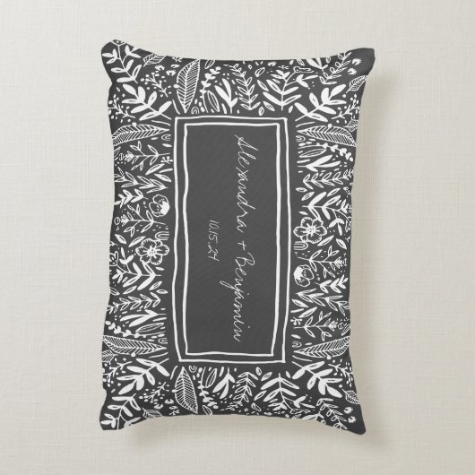 Garden Floral in Black Border Personalized Wedding Accent Kussen (Achterkant (Verticaal))