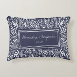 Garden Floral in Blue Border Personalized Wedding Accent Kussen<br><div class="desc">Tuinhout aan de blauwe grens Aangepaste bruiloft</div>