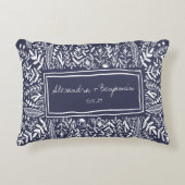 Garden Floral in Blue Border Personalized Wedding Accent Kussen (Voorkant)