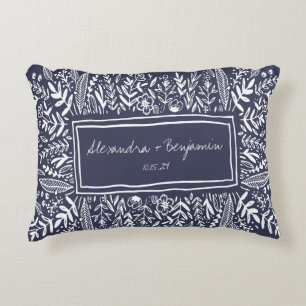 Garden Floral in Blue Border Personalized Wedding Accent Kussen