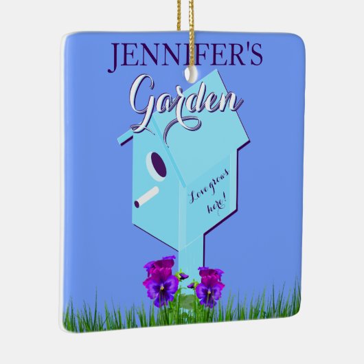 Garden: "Liefde groeit hier!" Birdhouse voor haar  Keramisch Ornament (Rechts)